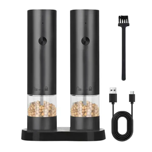 Set elektrische peper- en zoutmolens met oplaadstation, borstel en USB-kabel.