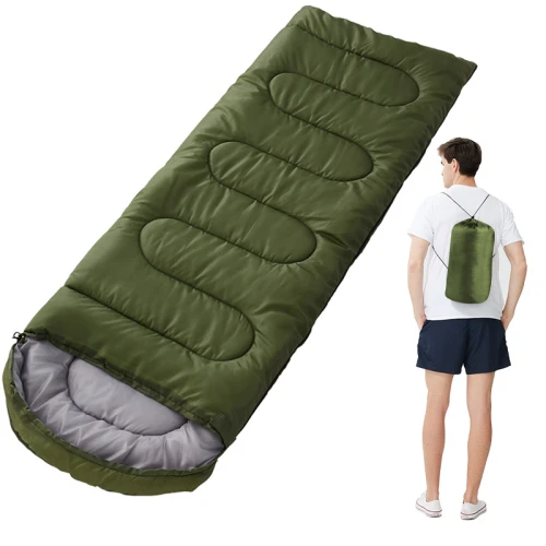 Groene slaapzak met draagzak, gedragen door een man op zijn rug
