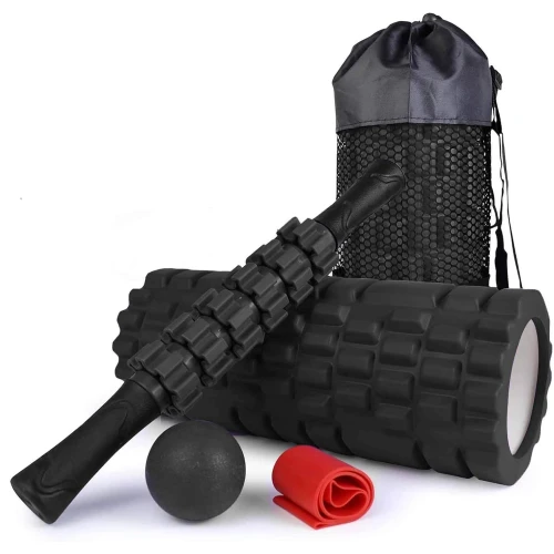 4-delige foam roller set met massage roller, massagebal, weerstandsband en draagtas – zwarte fitness set.