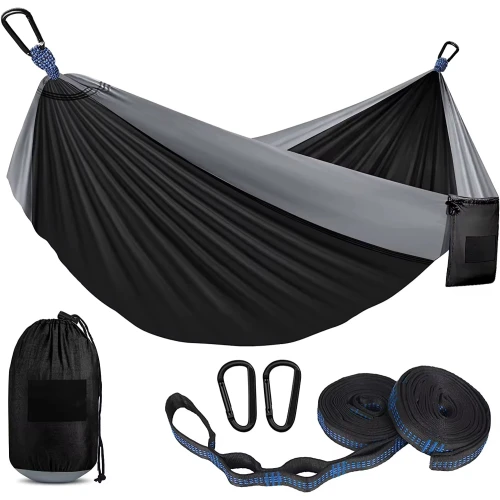 Zwart-grijze hangmat met accessoires.